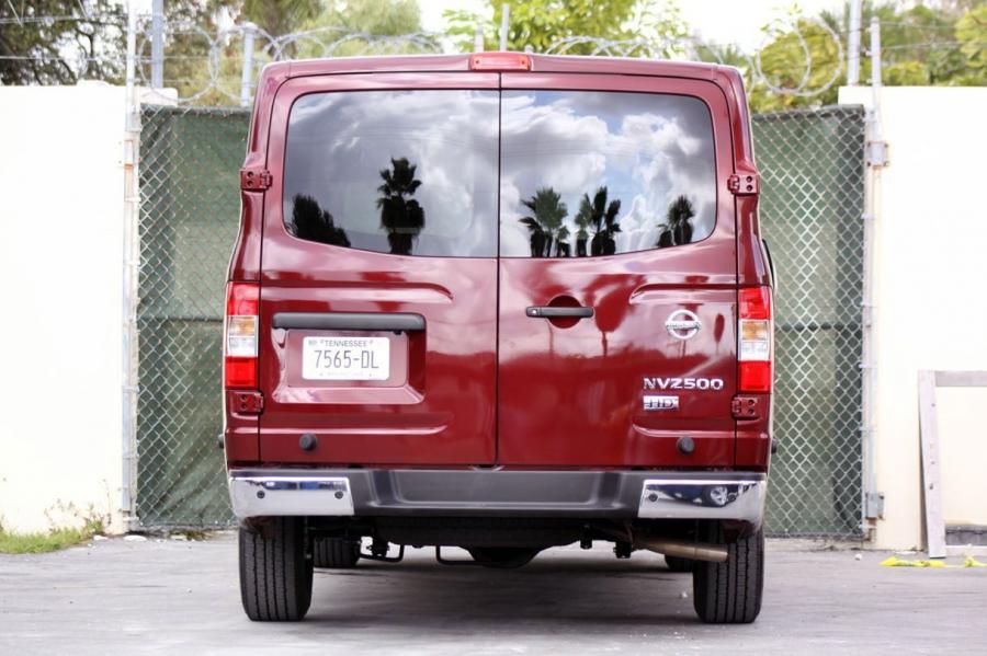  Nissan NV2500 HD 2012 года  (фото 3 из 38)